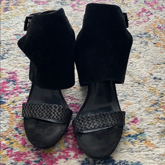 Kenneth Cole Reaction black suede heels - Picture 2 of 5